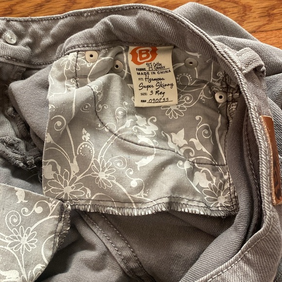 Bullhead Gray Jeans, Size 3 Reg - Picture 9 of 10